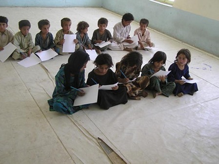 μαθητές στο Αφγανιστάν  κάνουν μάθημα σε αίθουσα χωρίς θρανία